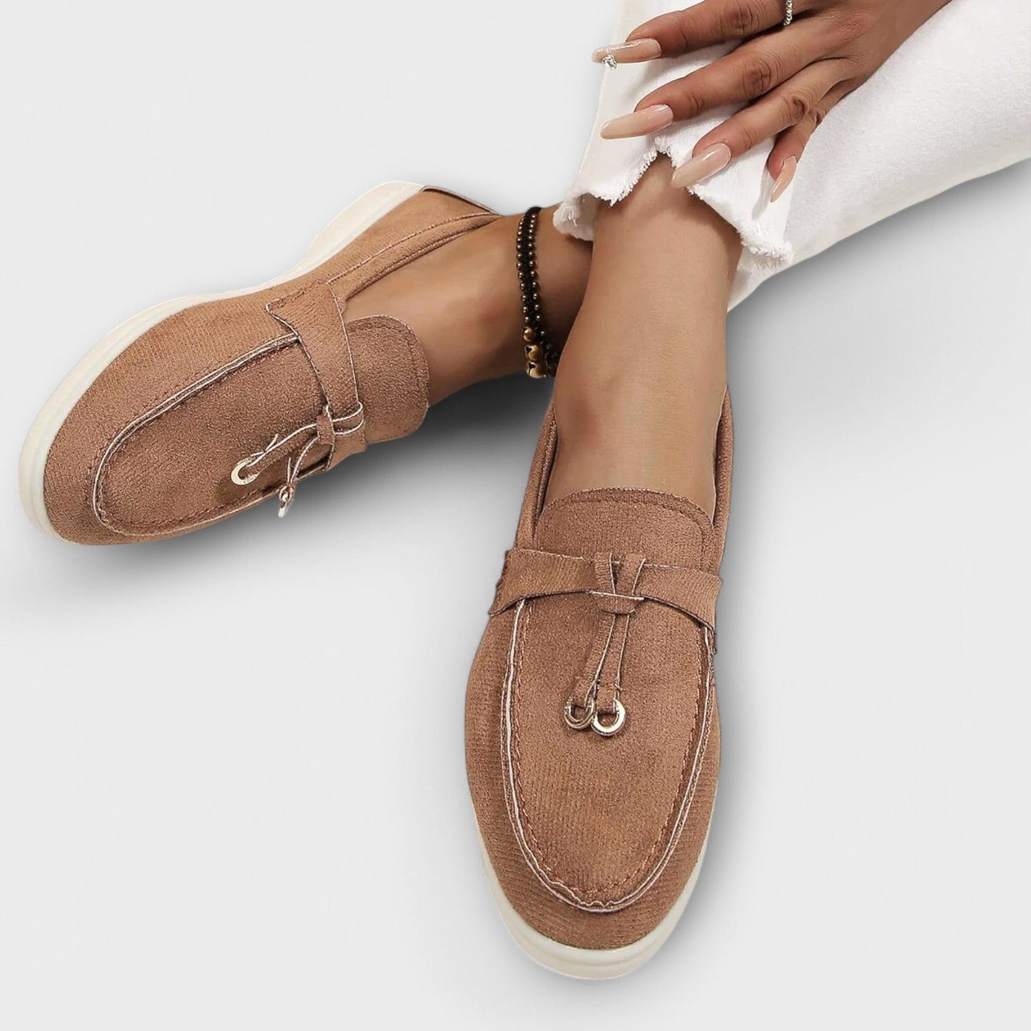 https://cdn.shopify.com/s/files/1/0665/8821/3361/files/damen-beige-loafer-elegant_6-Photoroom_1585f41c-3308-426c-8726-07a6cad9444c.jpg?v=1775794650