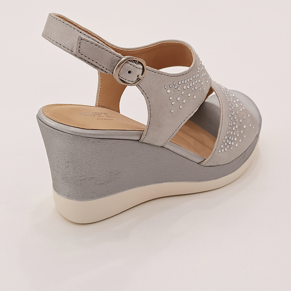 https://cdn.shopify.com/s/files/1/0665/8821/3361/files/20250708_1011_Sandalo_Argento_Elegante_remix_01jzmhaxb1e5a894y8anyspb1q.png?v=1774150868