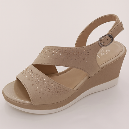 https://cdn.shopify.com/s/files/1/0665/8821/3361/files/20250708_1030_Sandalo_Beige_Dettagliato_remix_01jzmjd0dkfhxbgwpytpwe6070.png?v=1774150869