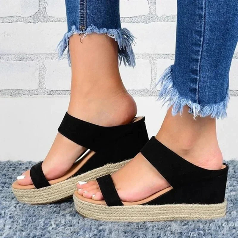 https://cdn.shopify.com/s/files/1/0665/8821/3361/files/Black_sandales-a-talons-compenses-pour-femmes_variants-0_1024x1024_d8e4cf87-68f1-4f90-b35e-578064ef636b.webp?v=1774149786