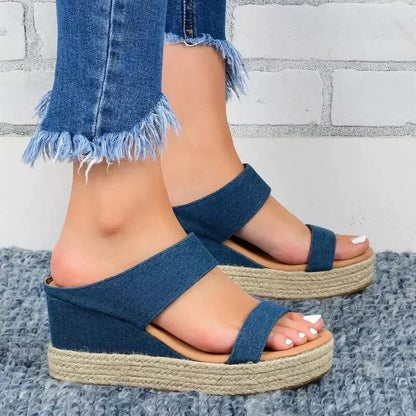 https://cdn.shopify.com/s/files/1/0665/8821/3361/files/Bleu_sandales-a-talons-compenses-pour-femmes_variants-1_1024x1024_e3dfba30-f273-4ff1-9f20-a78b82709e36.webp?v=1774149786