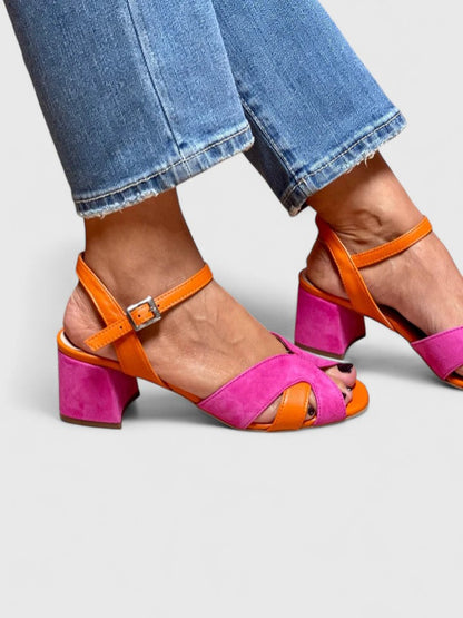 https://cdn.shopify.com/s/files/1/0665/8821/3361/files/SCARLET_SANDALO_TACCO_LARGO_SILVIA_CAMOSCIO_FUCSIA-ARANCIO_INDOSSATO-2_1_720x-Photoroom.jpg?v=1775795443