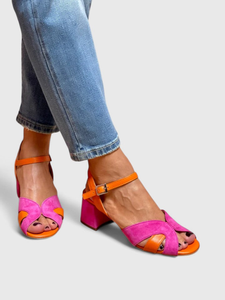https://cdn.shopify.com/s/files/1/0665/8821/3361/files/SCARLET_SANDALO_TACCO_LARGO_SILVIA_CAMOSCIO_FUCSIA-ARANCIO_INDOSSATO_1_720x-Photoroom.jpg?v=1775795443