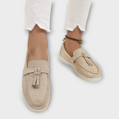 https://cdn.shopify.com/s/files/1/0665/8821/3361/files/damen-beige-loafer-elegant_3-Photoroom_3140574d-49e3-46a8-a616-9cc7190f478c.jpg?v=1775794650