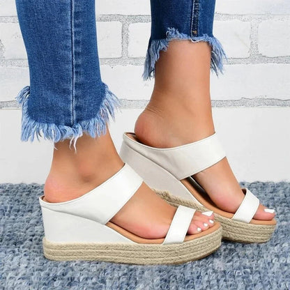https://cdn.shopify.com/s/files/1/0665/8821/3361/files/sandales-a-talons-compenses-pour-femmes_main-1_1024x1024_6a2f8afe-ce18-464d-af55-01ff4a95fede.jpg?v=1774149786