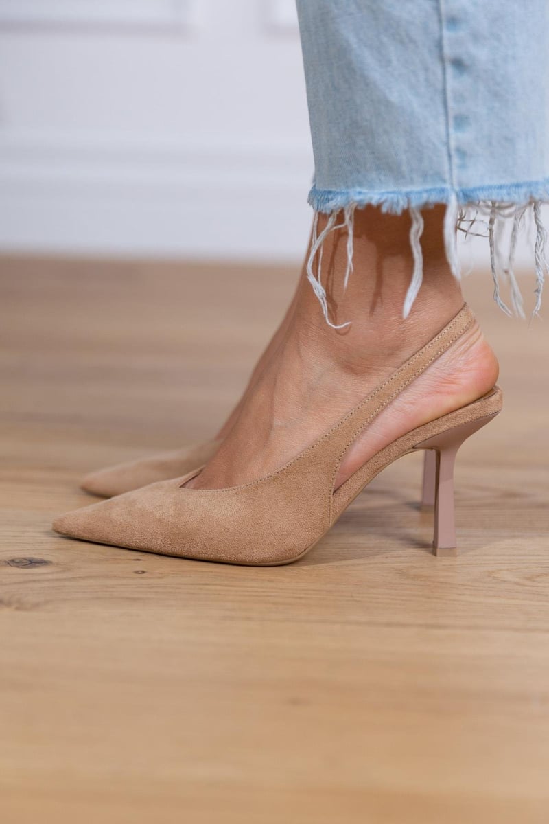 https://cdn.shopify.com/s/files/1/0665/8821/3361/files/sara-bej-suet-ayakkabi-bej--43da_95e72a90-84eb-4c69-ba52-f693b3e58f18.jpg?v=1775795147